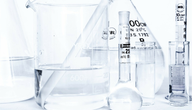 Peptydy stanowią bodźce dla organizmu człowieka (zdjęcie: Pixabay) Przezroczyste zlewki i fiolki chemiczne stoją obok siebie. Mają napisy określające pojemność.