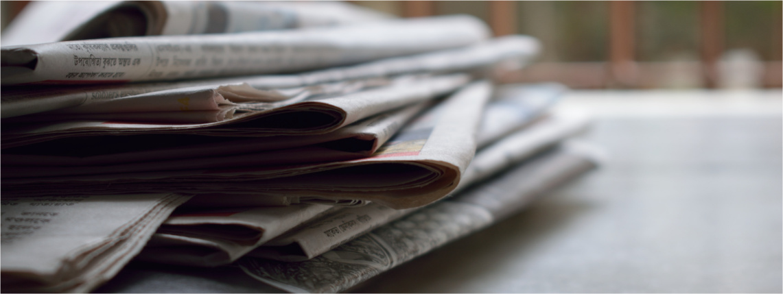 Kontakt dla mediów - Wielkopolski Ośrodek Doradztwa Rolniczego w Poznaniu Na drewnianym stole leżą papierowe wydania gazet.